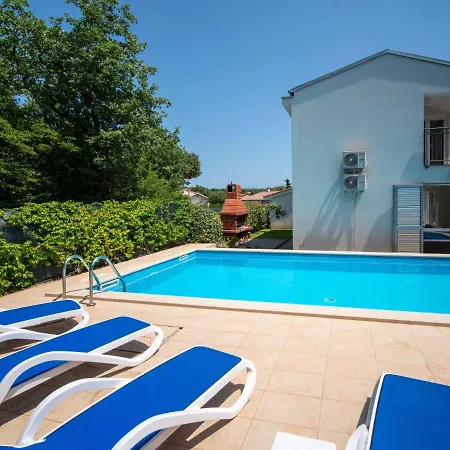 Graziani By Interhome Корнич