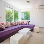 Graziani By Interhome Корнич