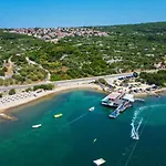 Graziani By Interhome * Корнич